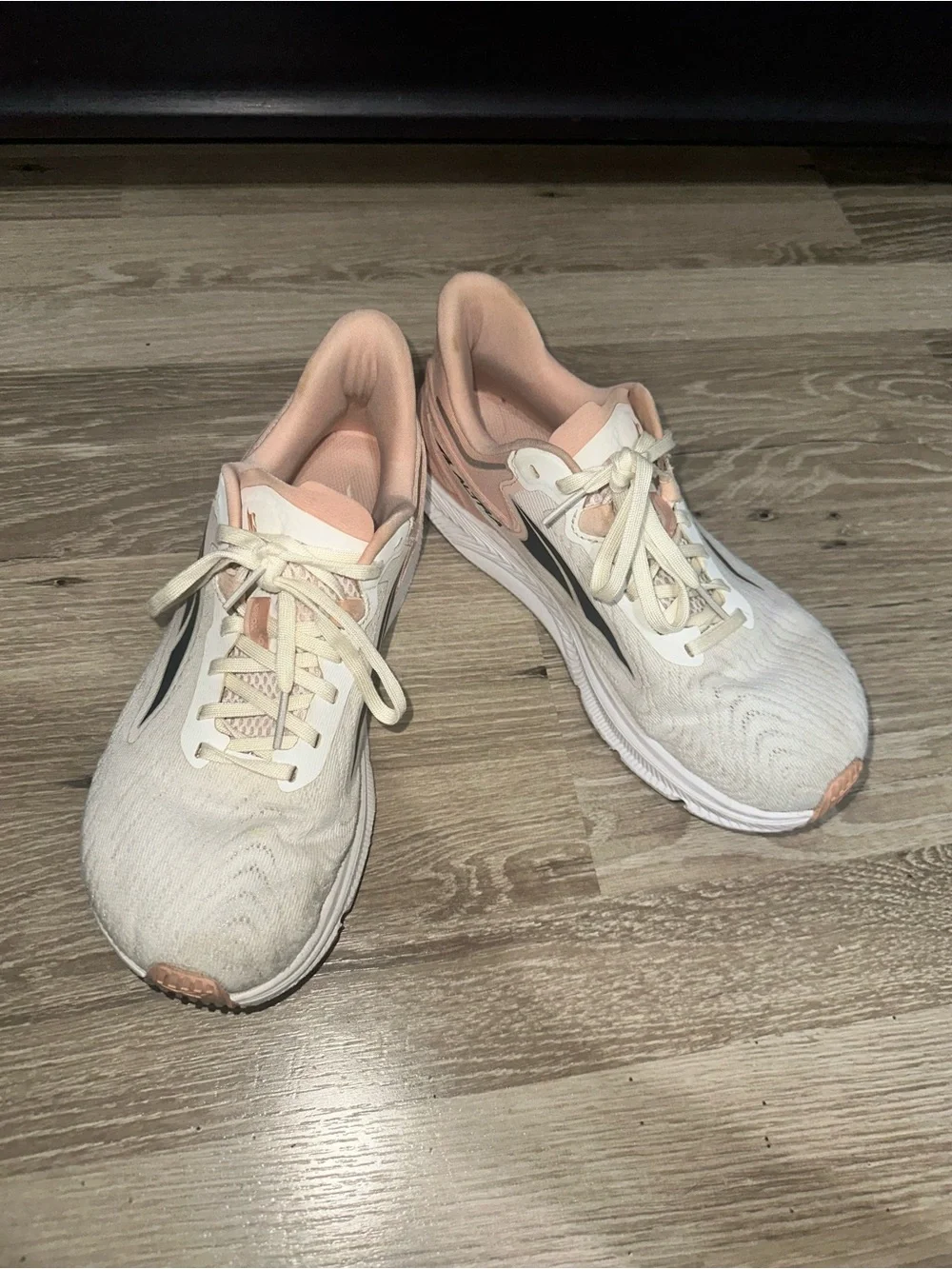 ALTRA Women's Torin 6 Sneaker women size 8.5 White and Pink with Breathable Mesh